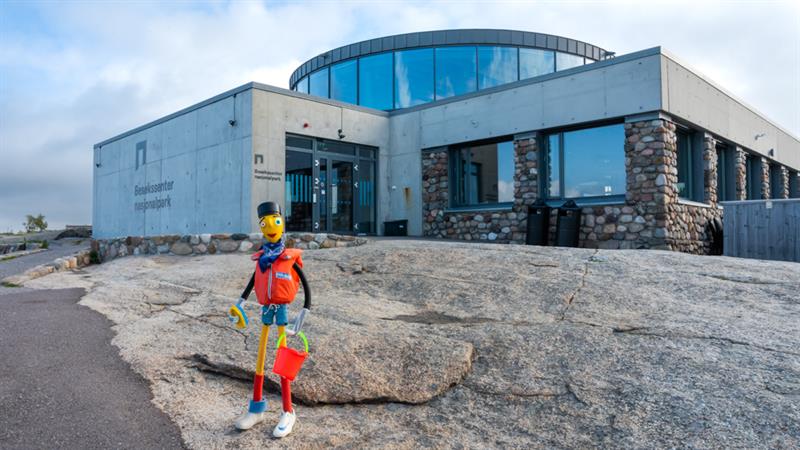 Pelle foran Besøkssenteret