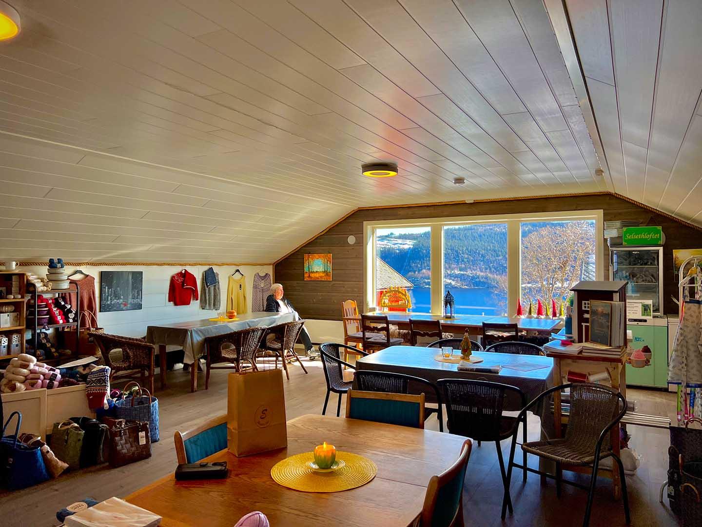 Kafe med fin utsikt over Trondhjemsfjorden hos Selsethloftet - gårdsbutikk og kafe