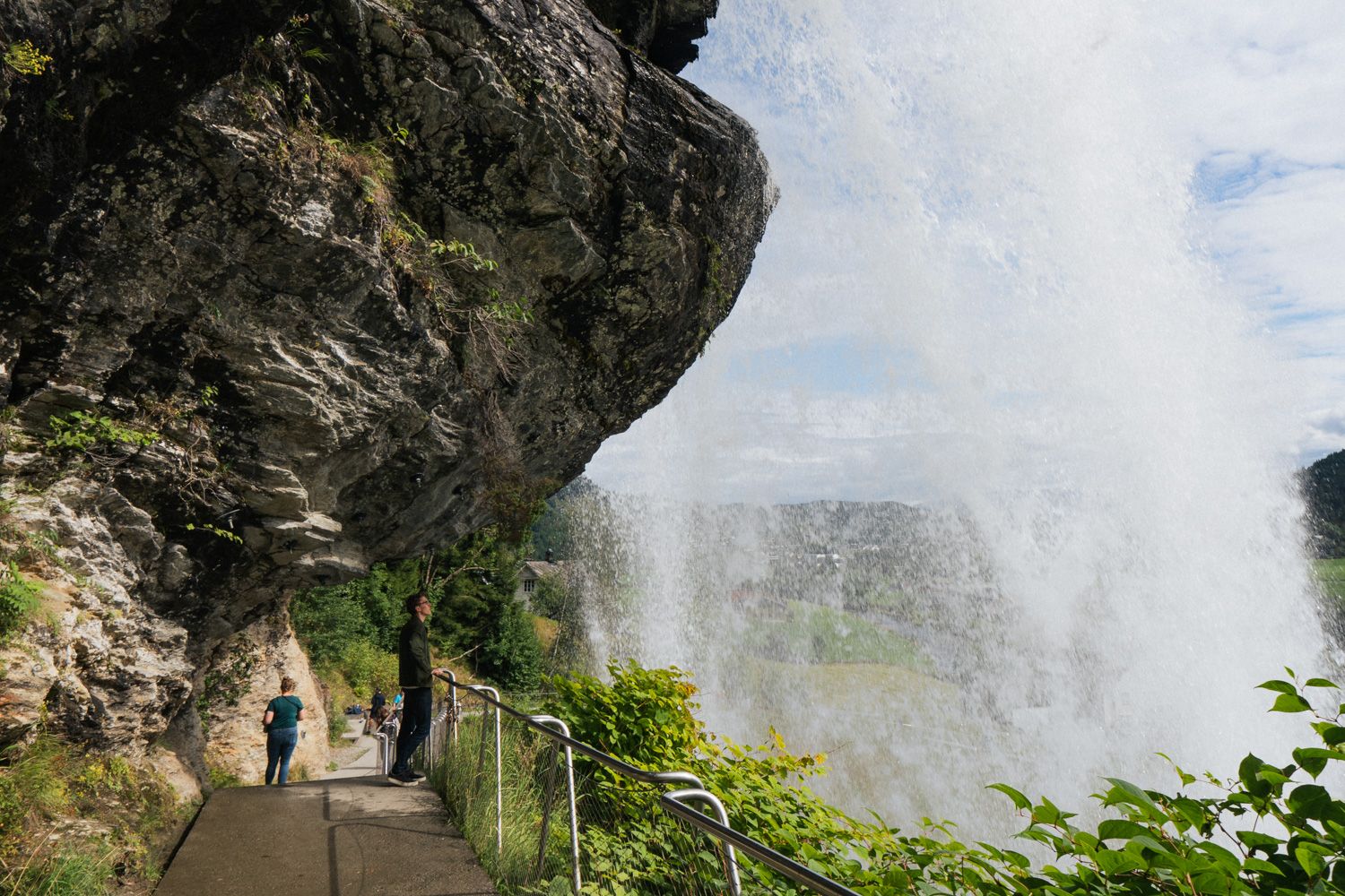 Sti som går bak Steinsdalsfossen – ei magisk naturoppleving.