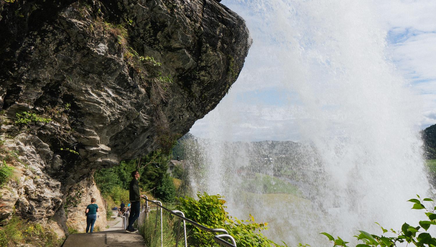 Sti som går bak Steinsdalsfossen – ei magisk naturoppleving.