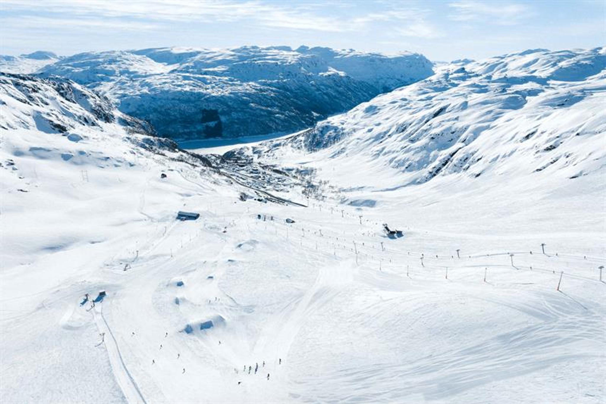 Panoramautsikt over Røldal Skisenter omgitt av snødekte fjell og fjorden i Hardanger.
