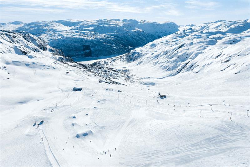 Panoramautsikt over Røldal Skisenter omgitt av snødekte fjell og fjorden i Hardanger.