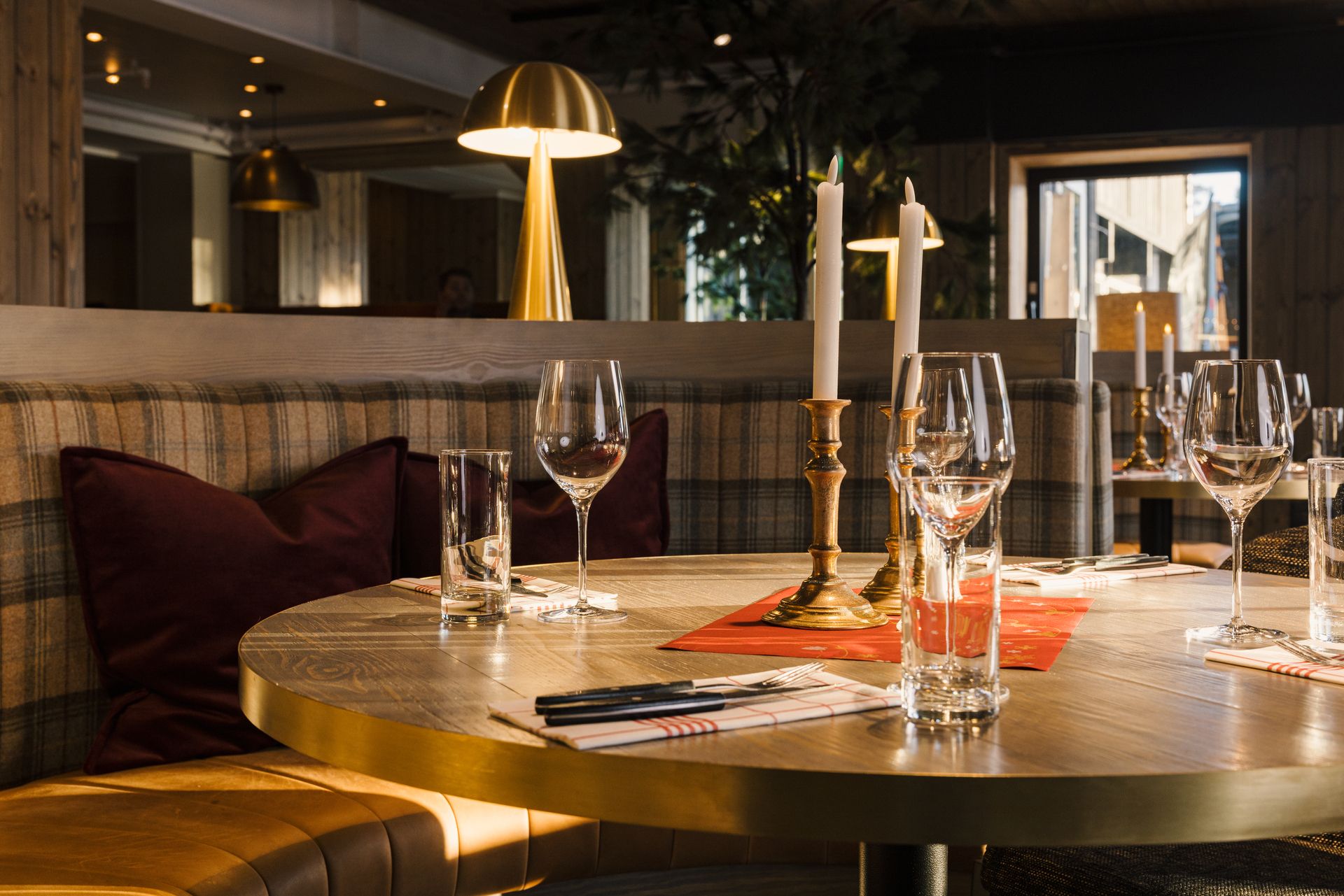 Et bord som ble servert med glass og bestikker på Sofias restaurant i Bardøla fjellhotell