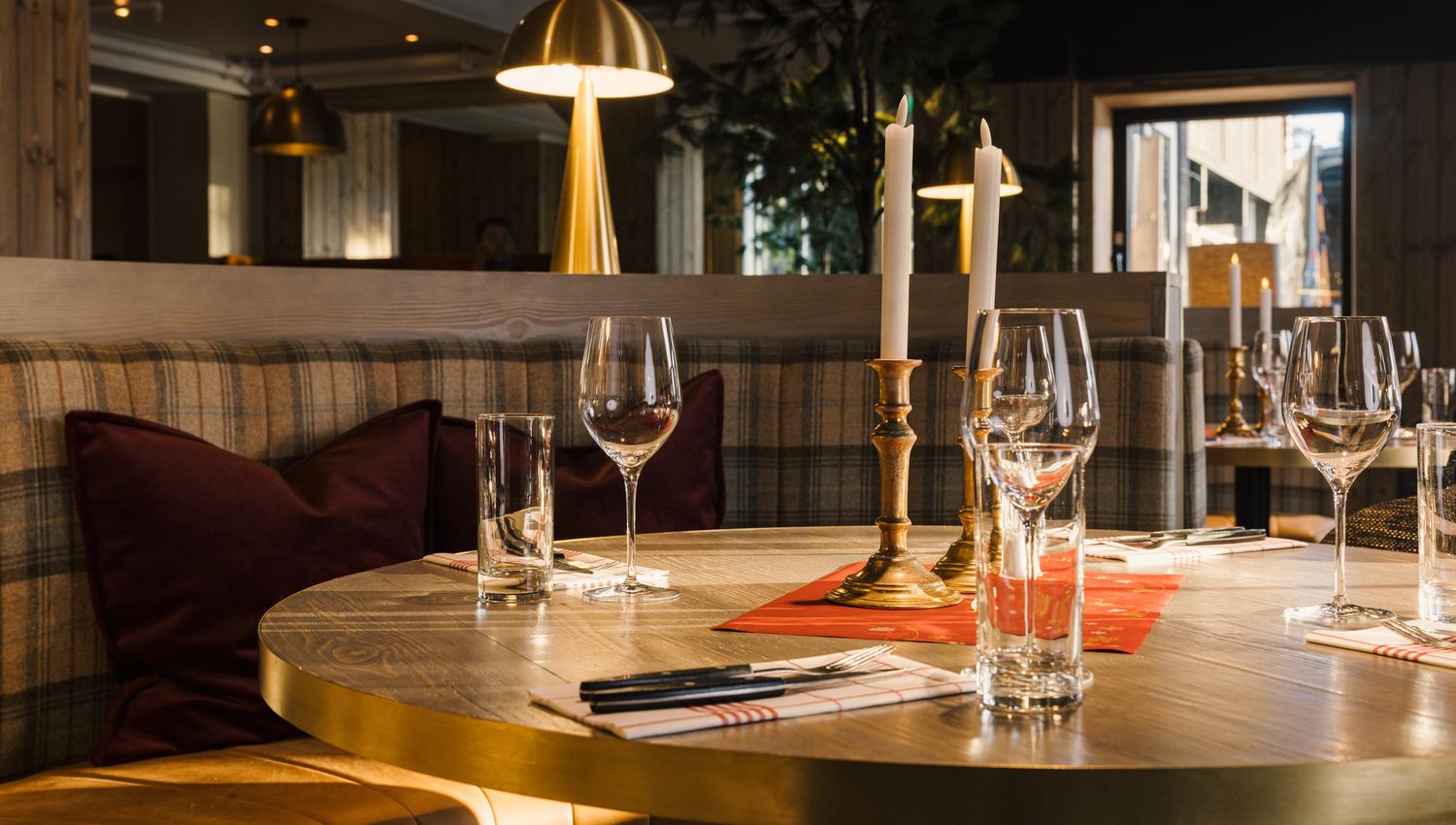 Et bord som ble servert med glass og bestikker på Sofias restaurant i Bardøla fjellhotell