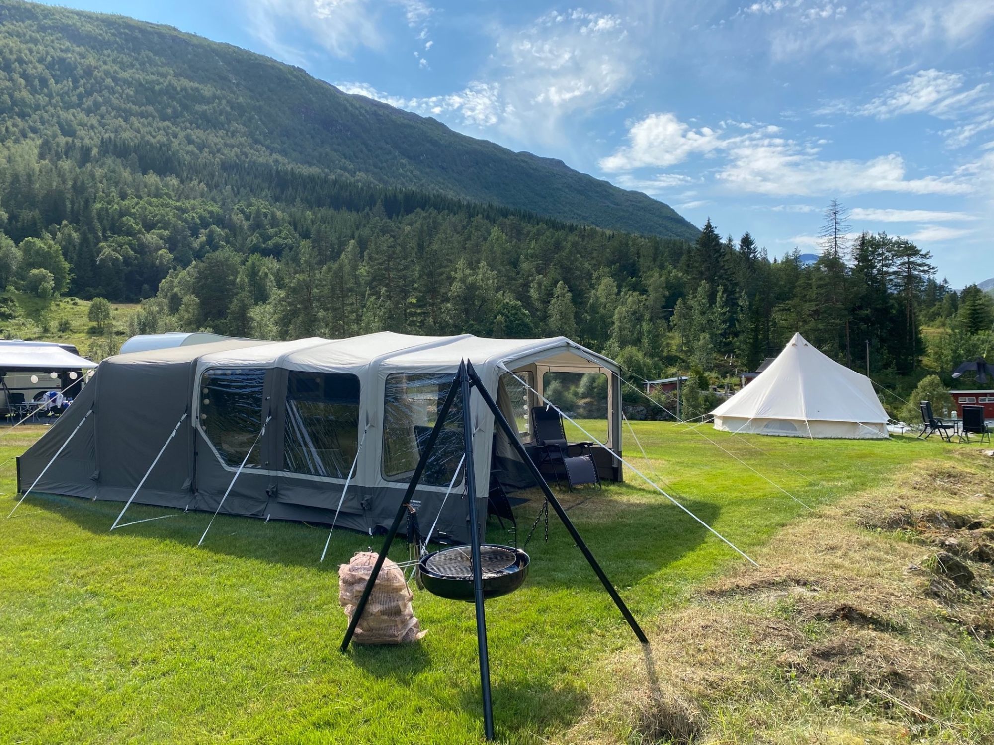 Teltplasser og hygge ved bålpanne.
