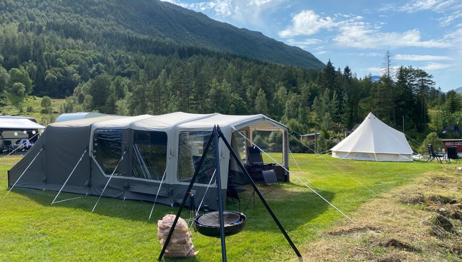 Teltplasser og hygge ved bålpanne.