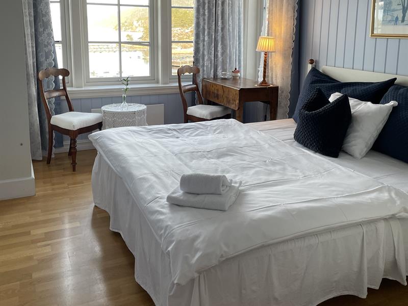 Blått soverom med seng og pult