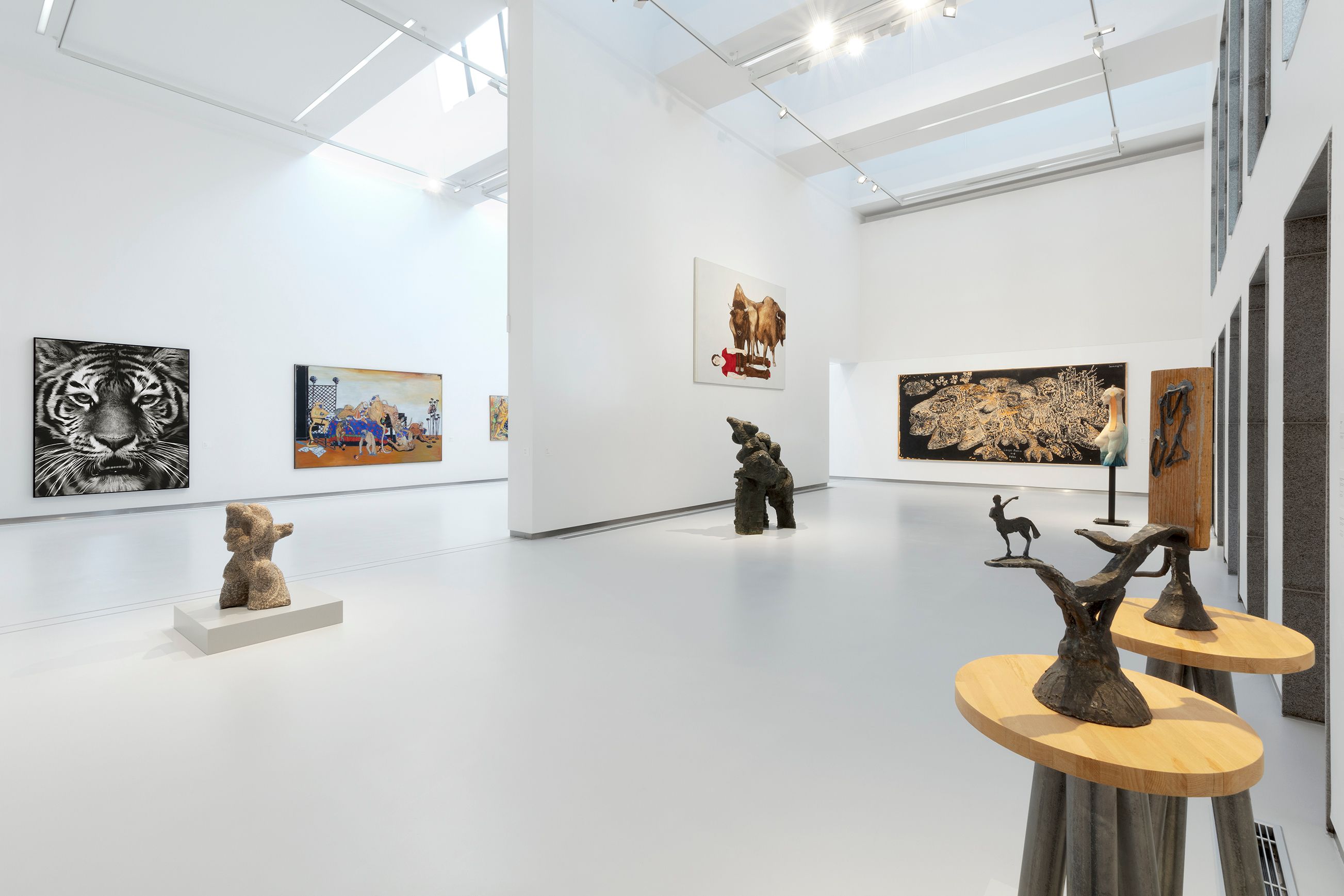 kunstverk hengende  og stående i et galleri
