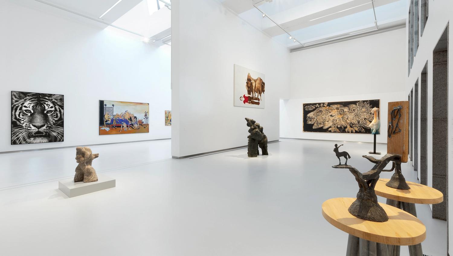 kunstverk hengende og stående i et galleri