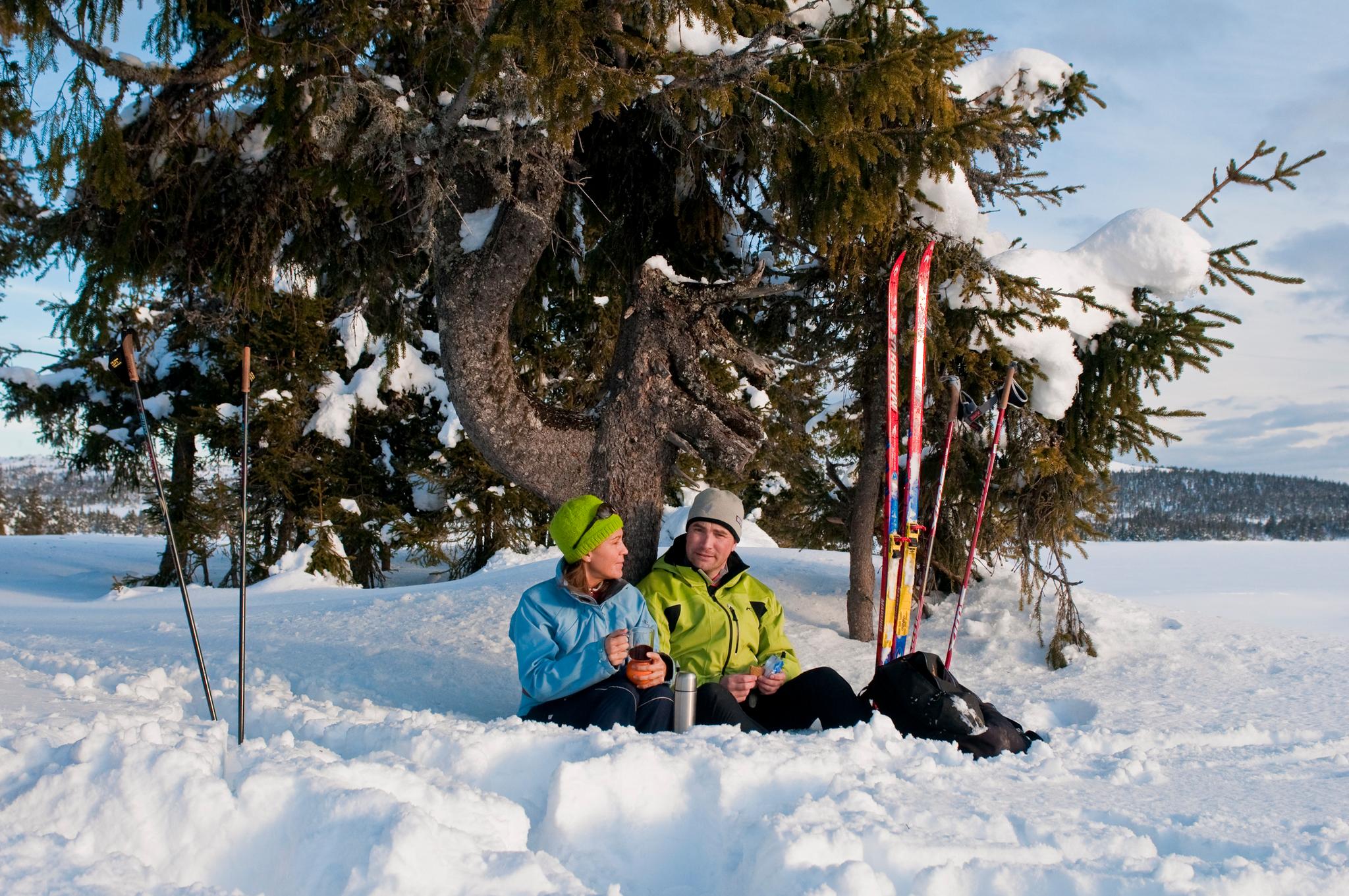 Par spiser lunch ved Sjusjøen
