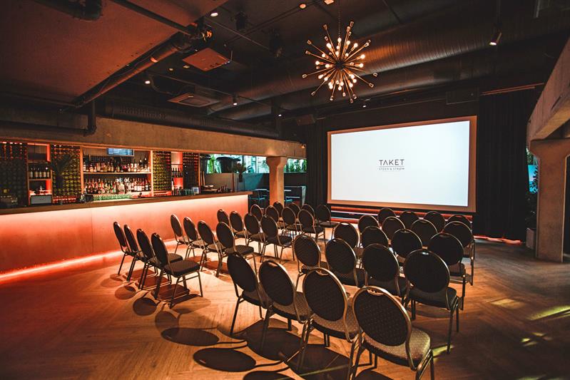 konferanserom med en liten bar