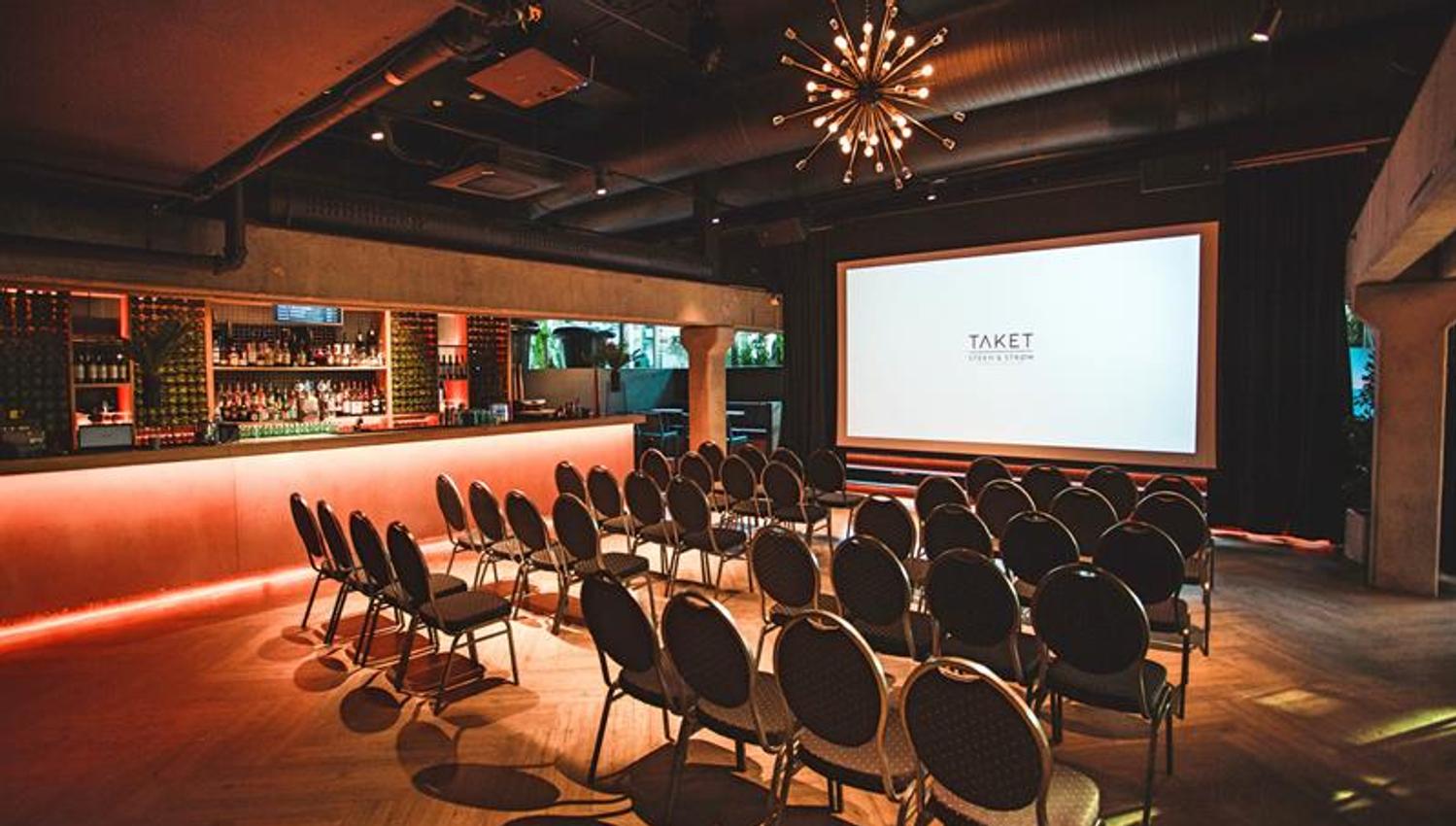 konferanserom med en liten bar