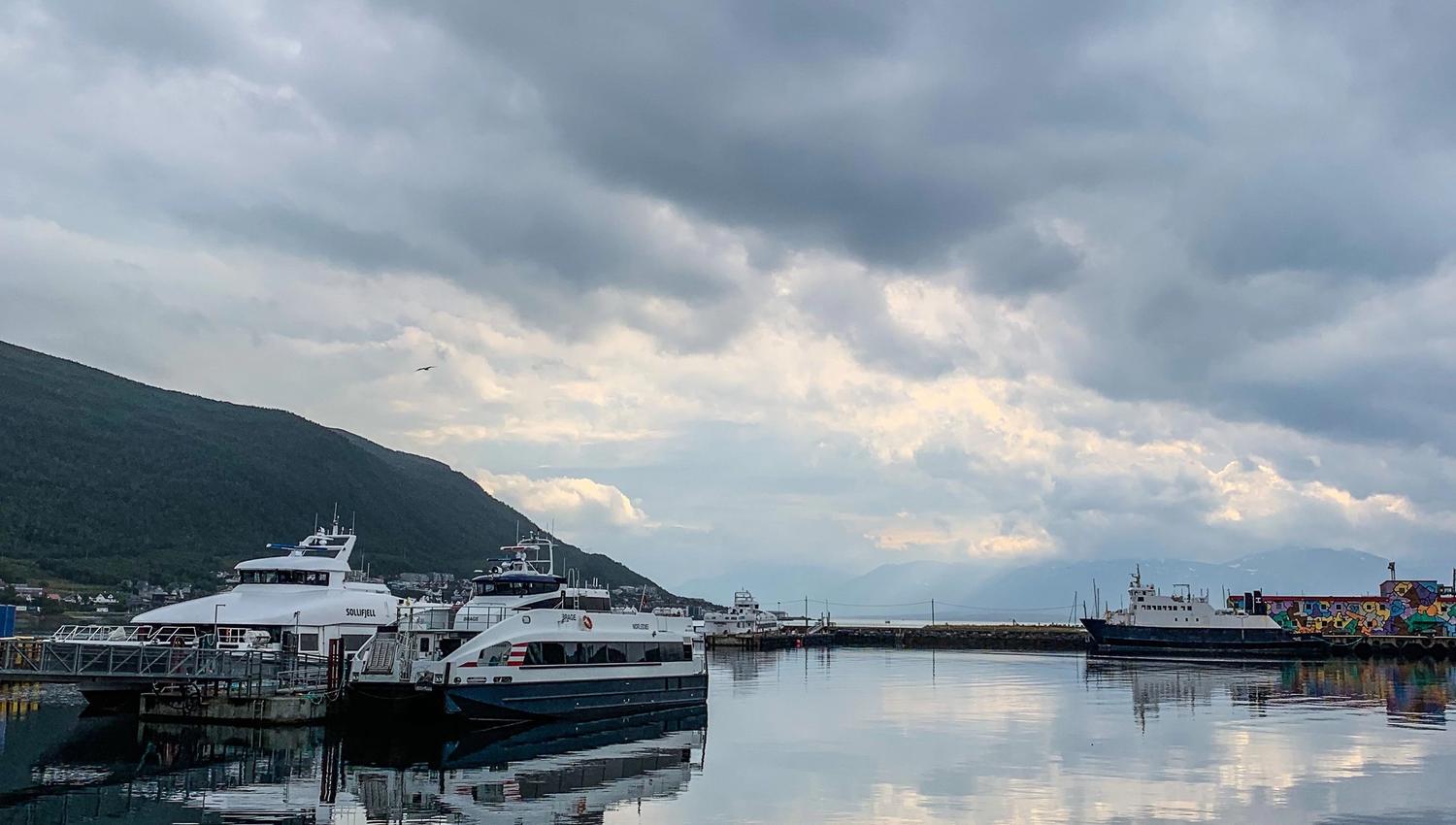 båter ved havnen