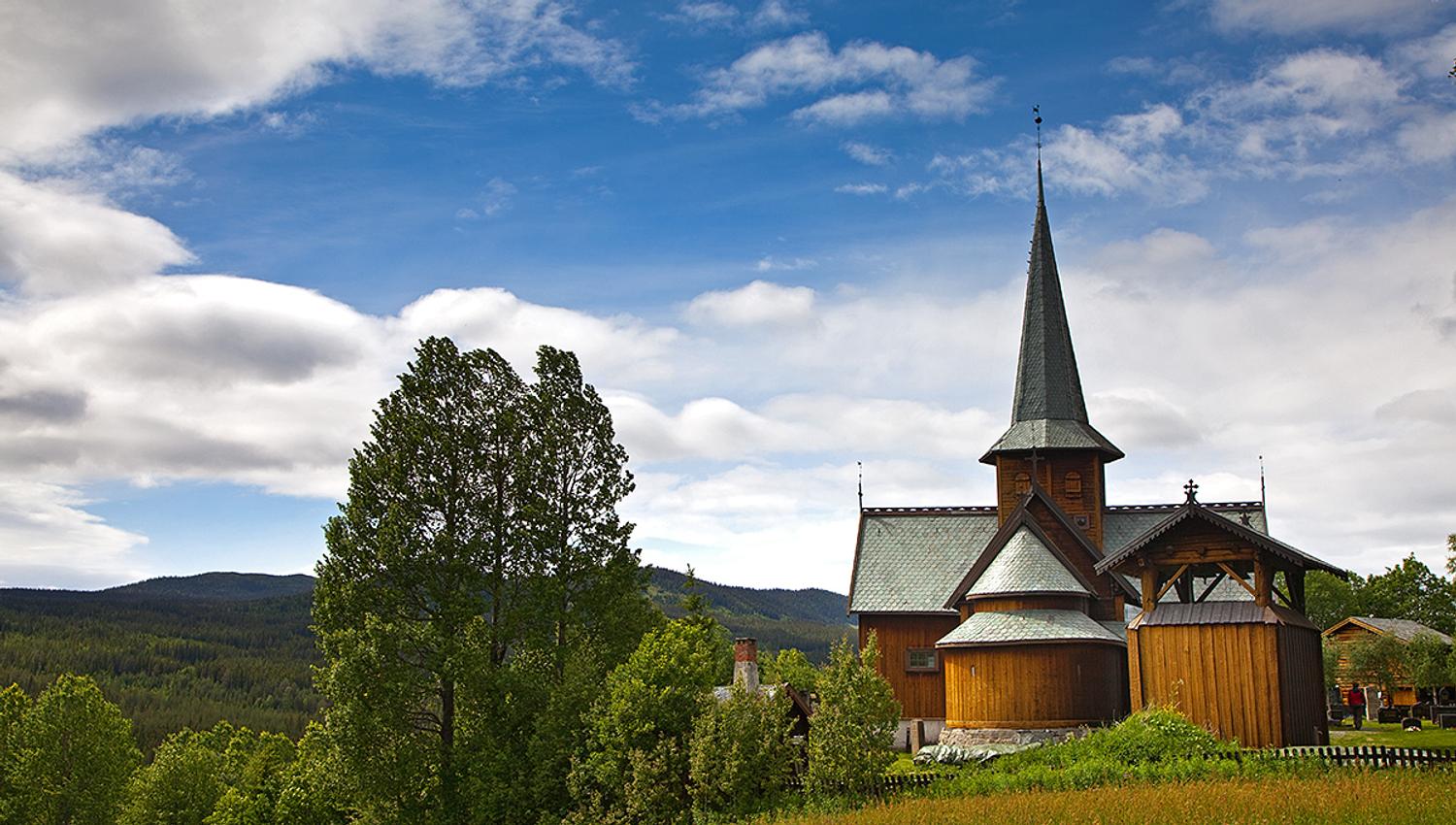 Hedalen stavkirke en sommerdag.