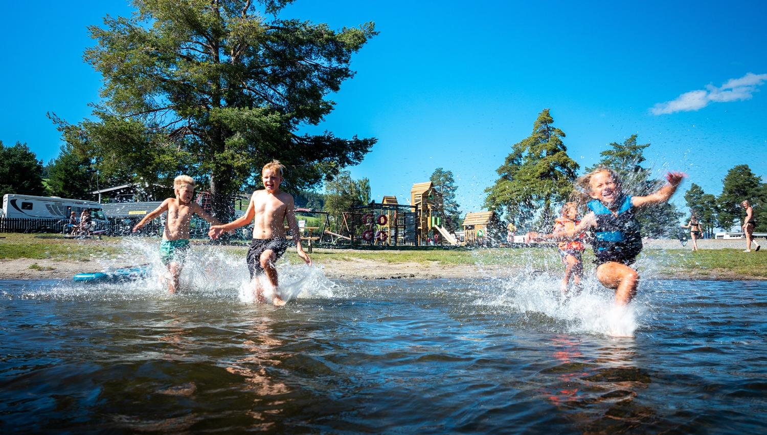 Sveastranda Camping - Badestrand og nytt klatrestativ i bakgrunnen