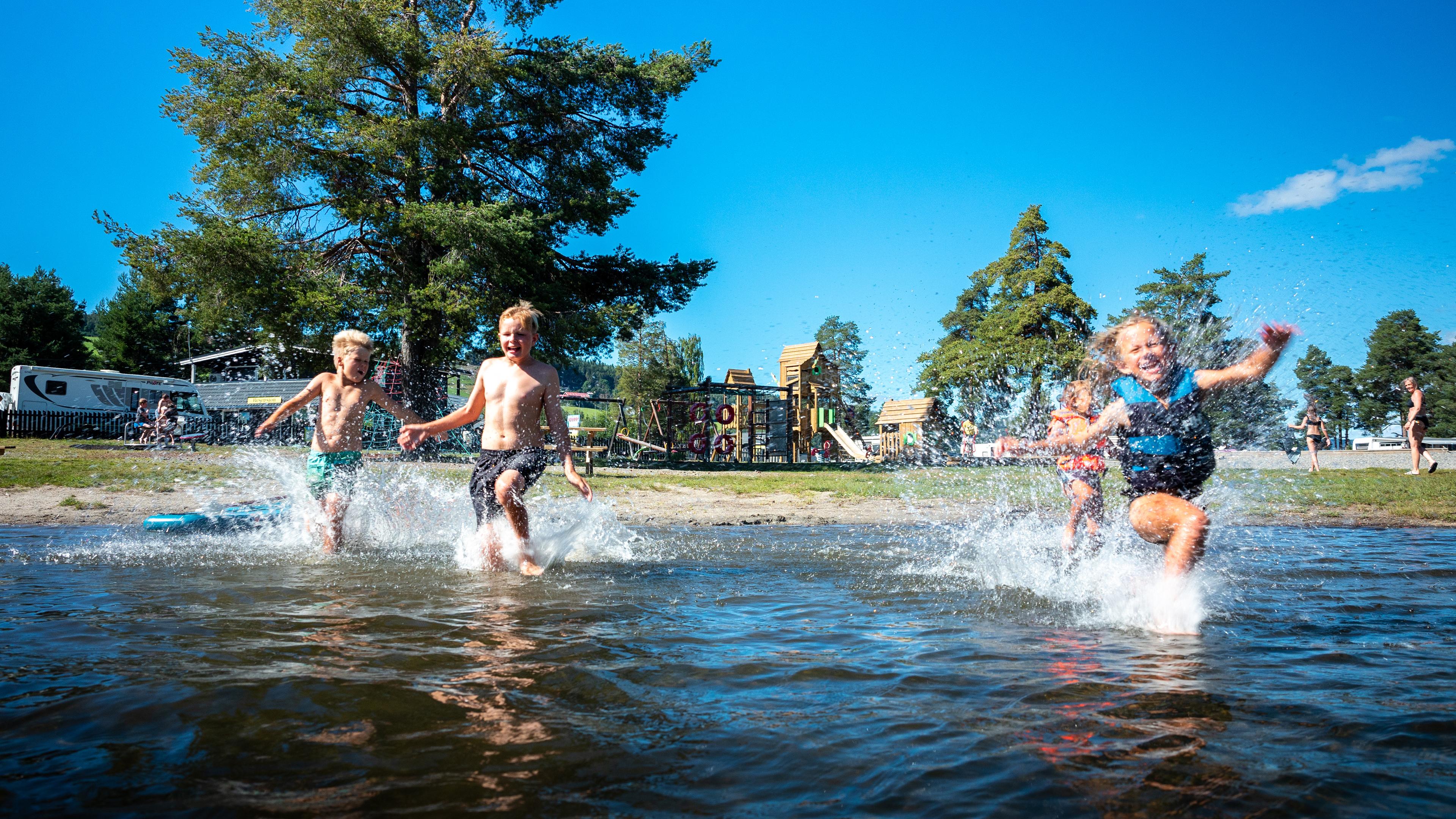 Sveastranda Camping - Badestrand og nytt klatrestativ i bakgrunnen