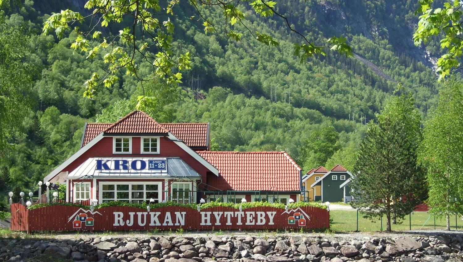 Hyttebyen ligger i gangavstand til Rjukan sentrum og Rjukanbadet