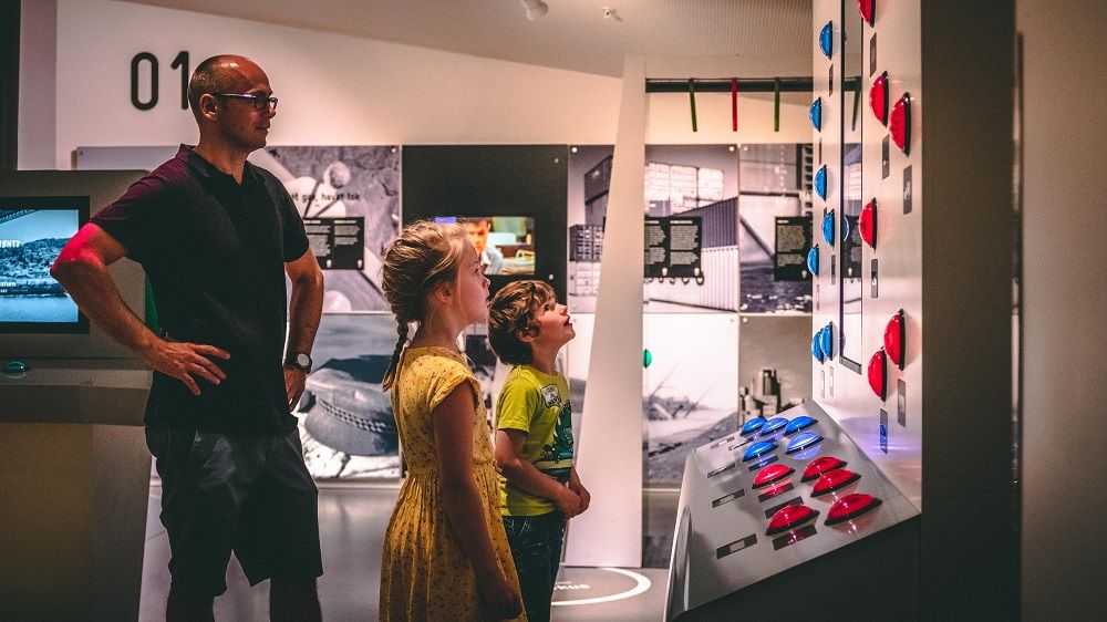 Håkon med barn på DuVerden