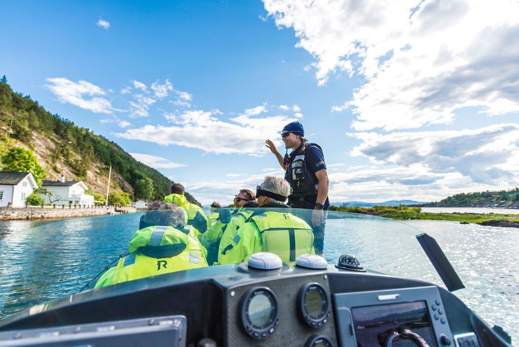 RIB-pilot guider passasjerer i Oslofjorden