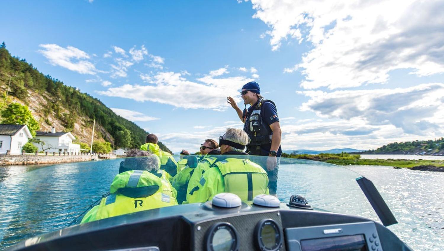 RIB-pilot guider passasjerer i Oslofjorden
