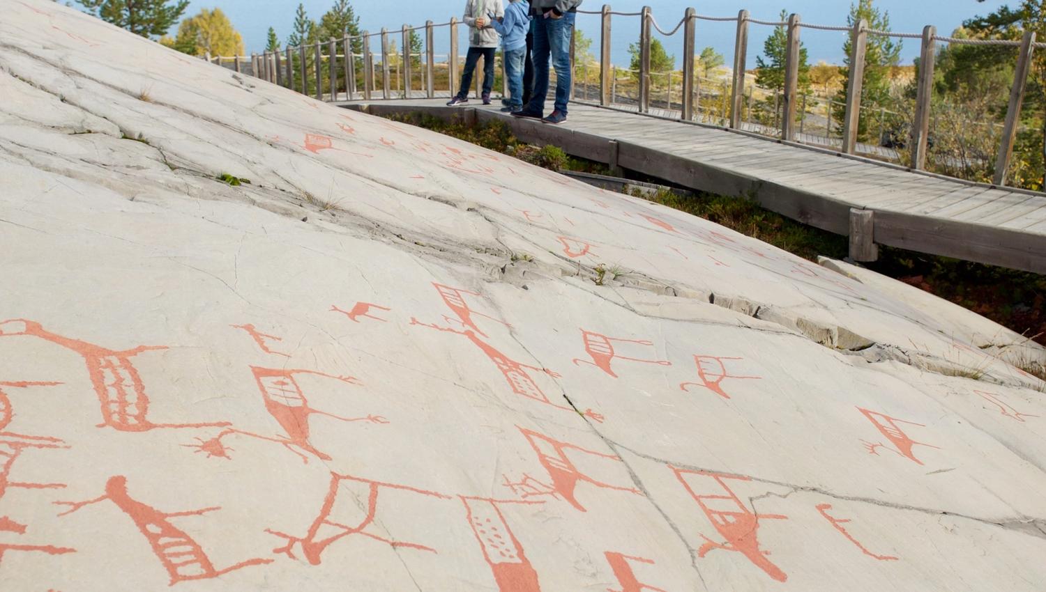 Entdecken Sie die faszinierenden Felszeichnungen, die Geschichten aus der Vergangenheit erzählen. Genießen Sie die atemberaubende Aussicht auf den See und die umliegenden Berge, während Sie mit Ihrer Familie die Jahrhunderte alte Kunst erkunden.