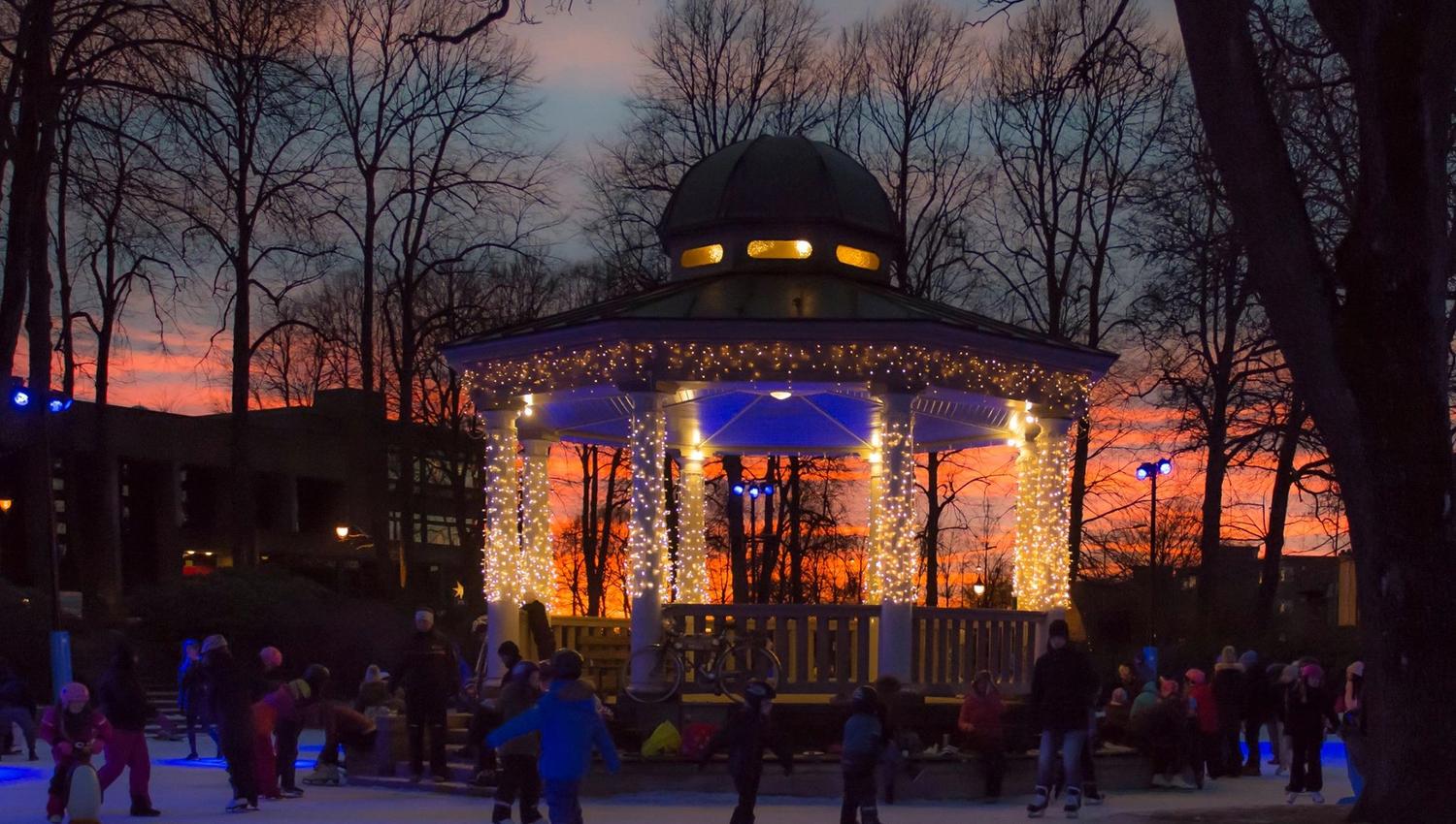 Skøytebanen i kveldsmørke