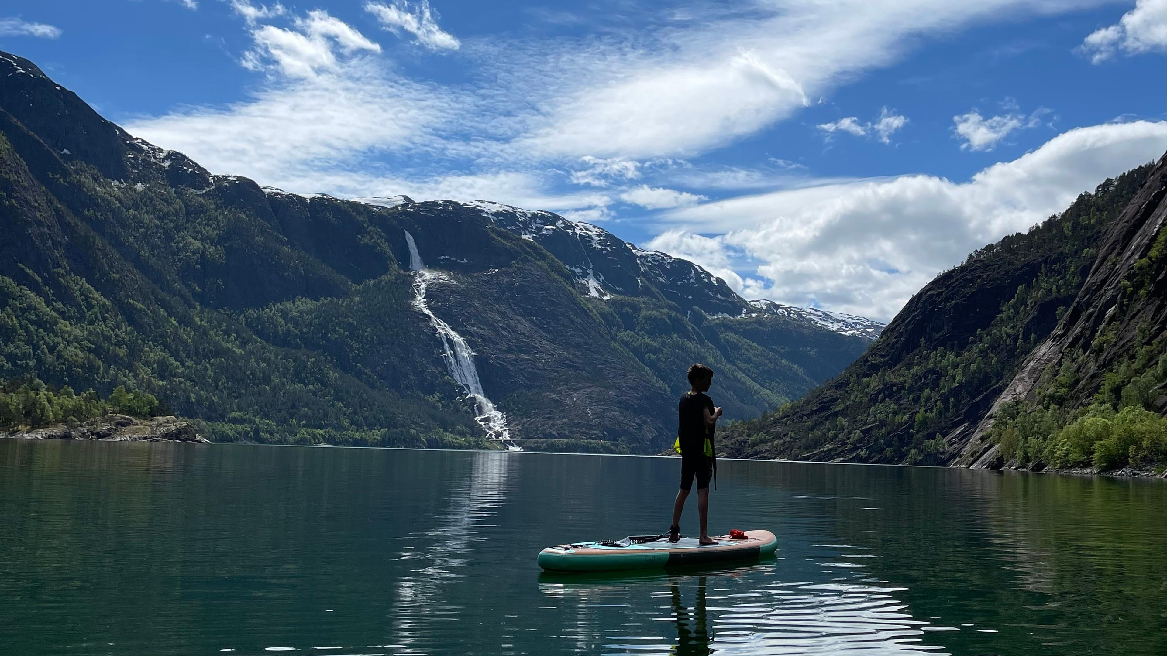 På SUP i Åkrafjorden med Langfoss