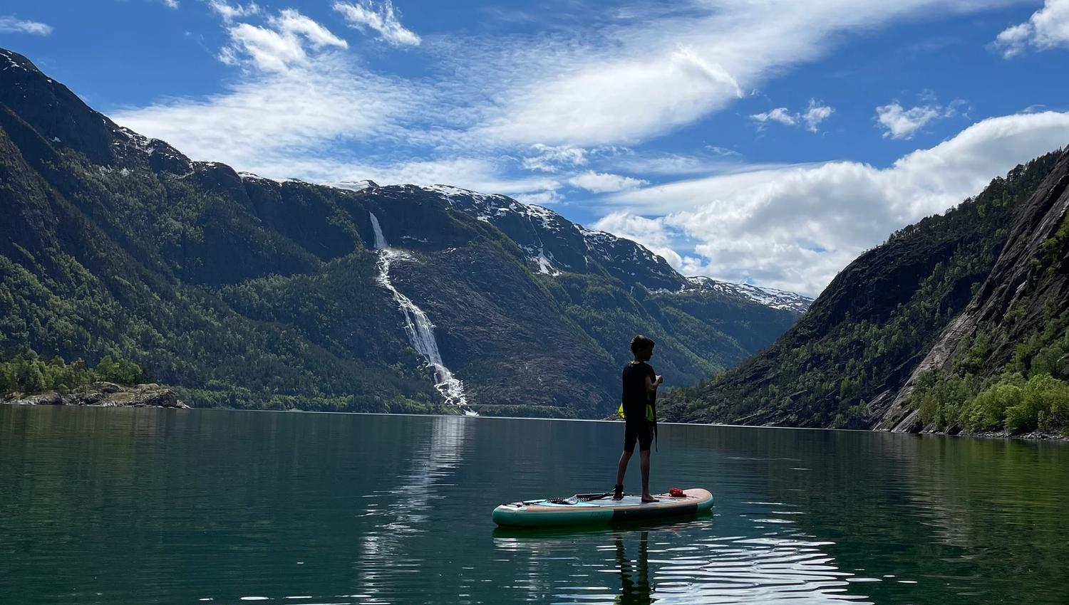 På SUP i Åkrafjorden med Langfoss