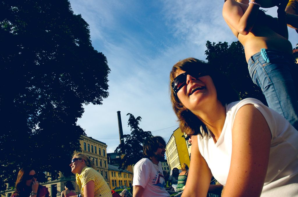 People enjoying the sun at Sofienbergparken