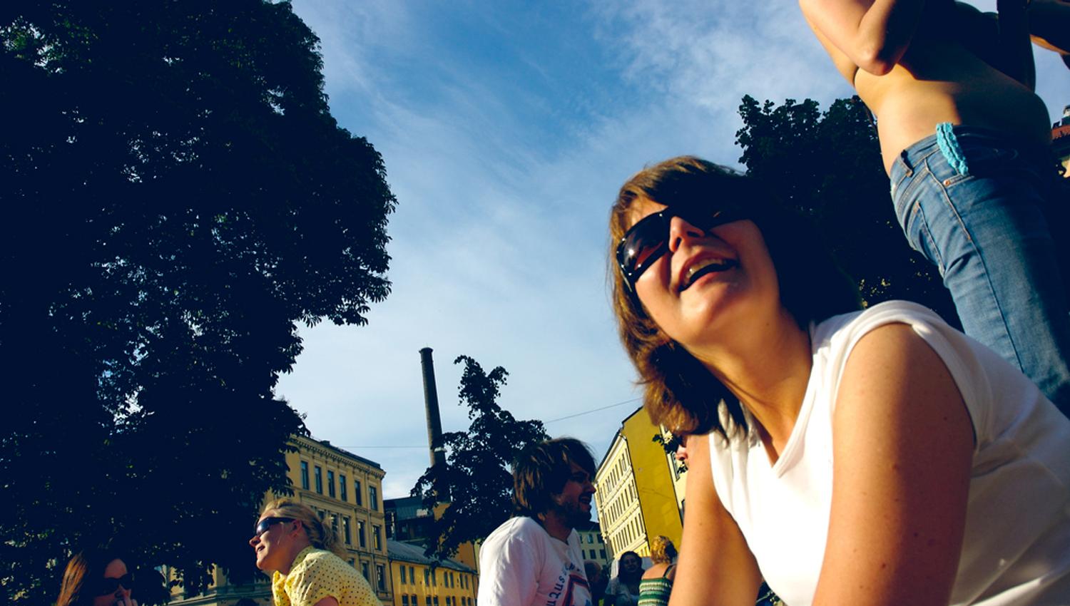 People enjoying the sun at Sofienbergparken