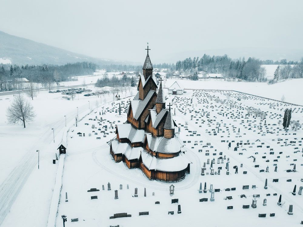 Vakre Heddal Stavkirke i Notodden om vinteren