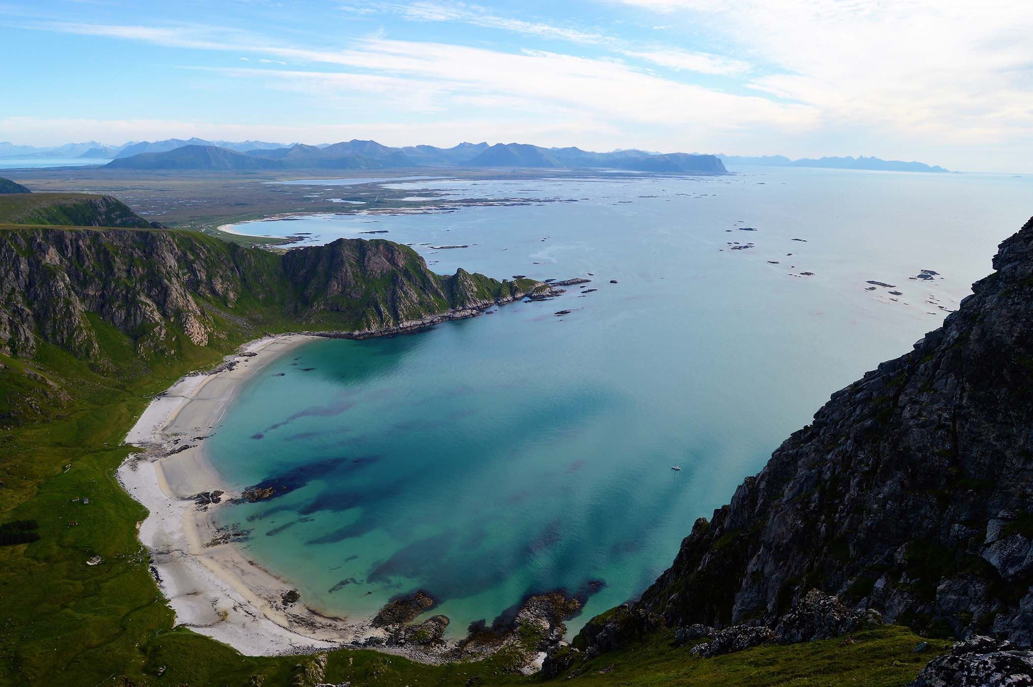 Utsikt ned til Høyvika strand fra Måtinden