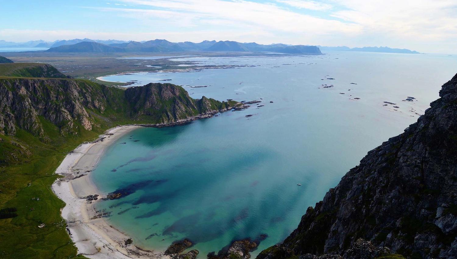 Utsikt ned til Høyvika strand fra Måtinden