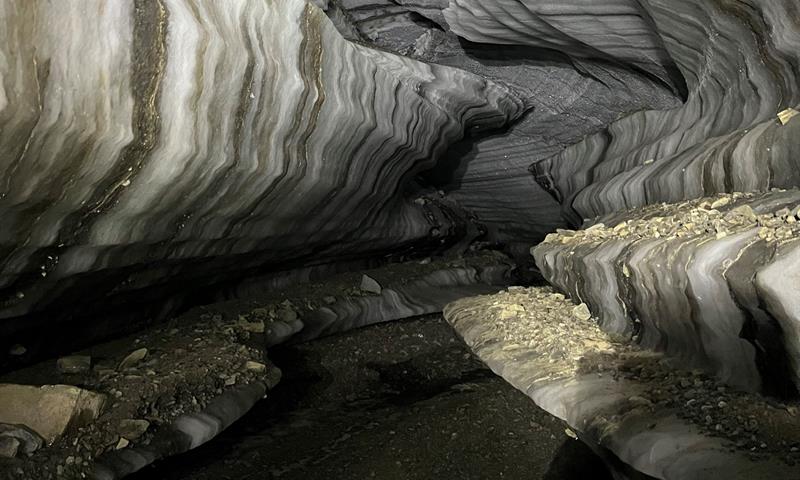 Bilde av de unike formasjonene inni i isgrotten