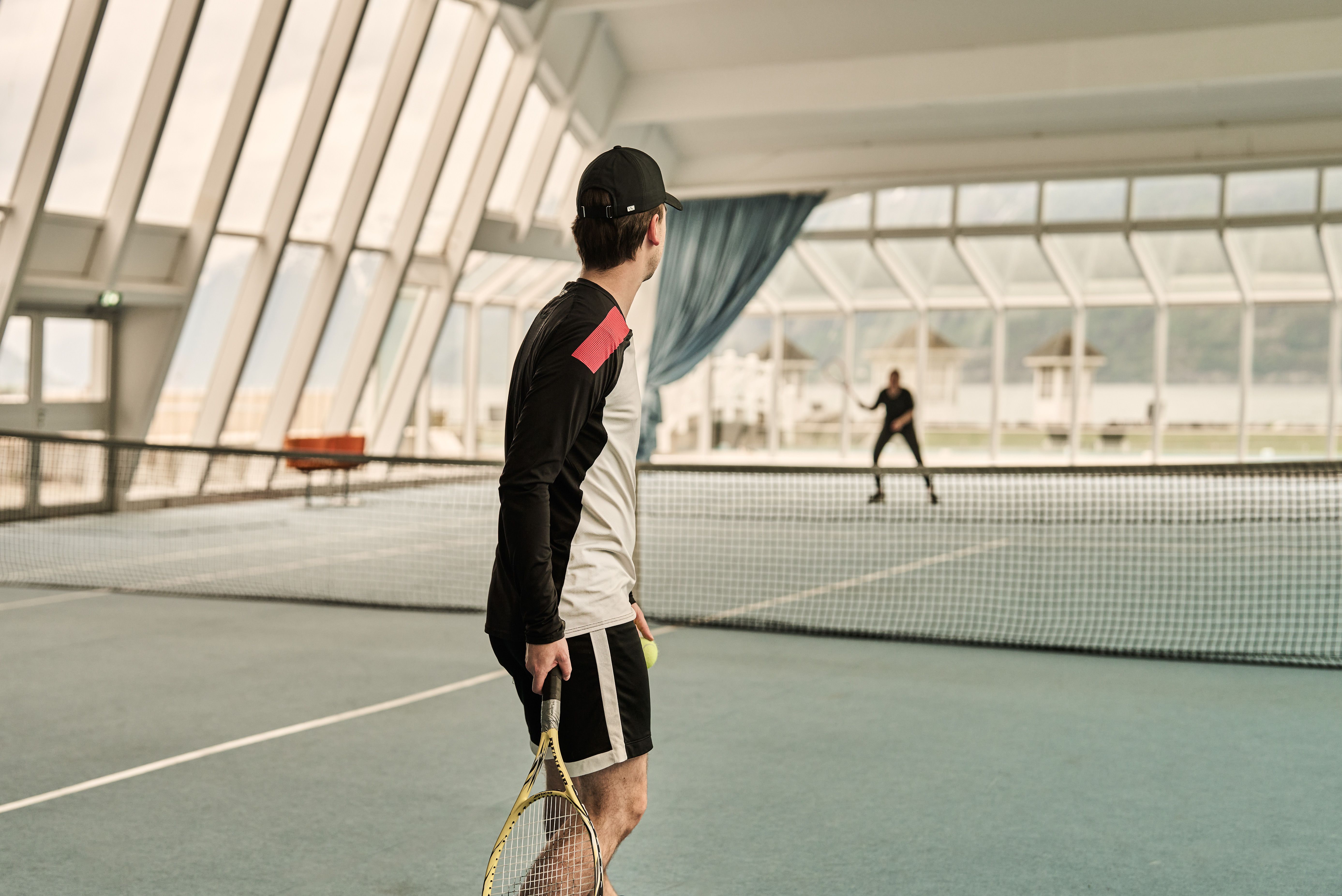 Innandørs tennisbane med fjordutsikt på Hotel Ullensvang.
