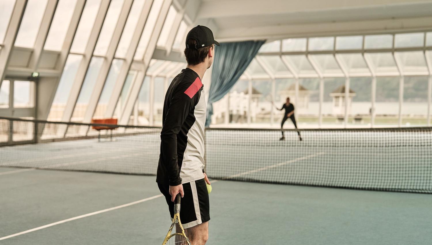 Innandørs tennisbane med fjordutsikt på Hotel Ullensvang.