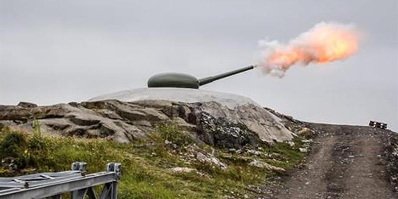 kanon som fyrer av skudd