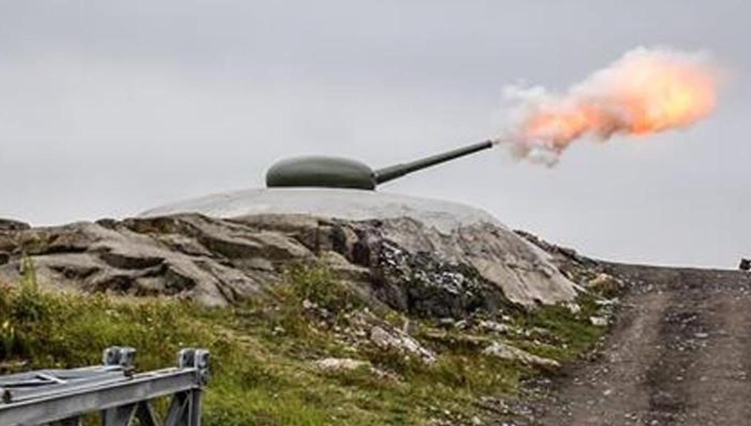 kanon som fyrer av skudd