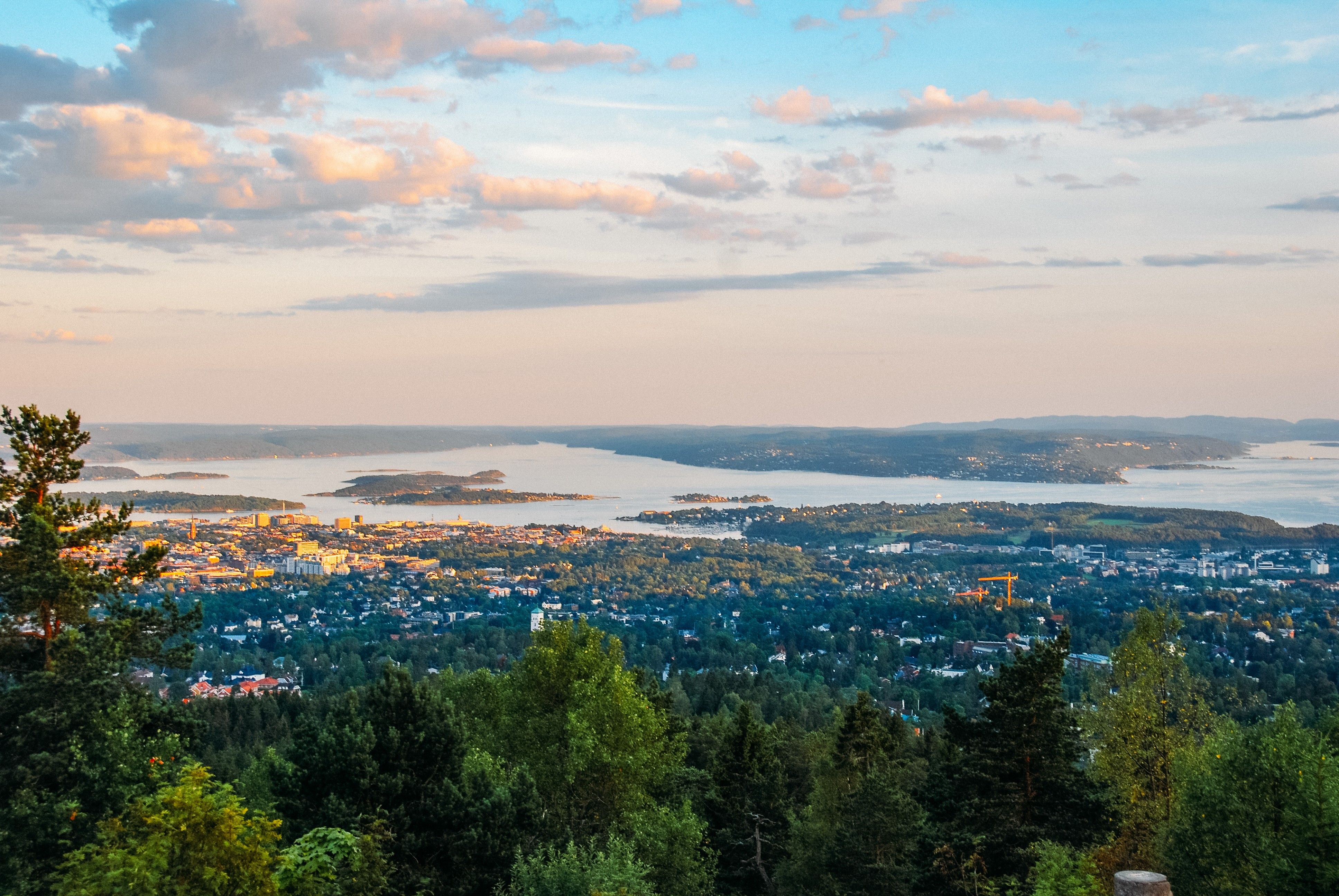 utsikt over fjord og by