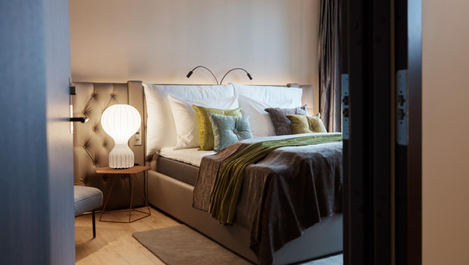 Dobbeltseng og lampe