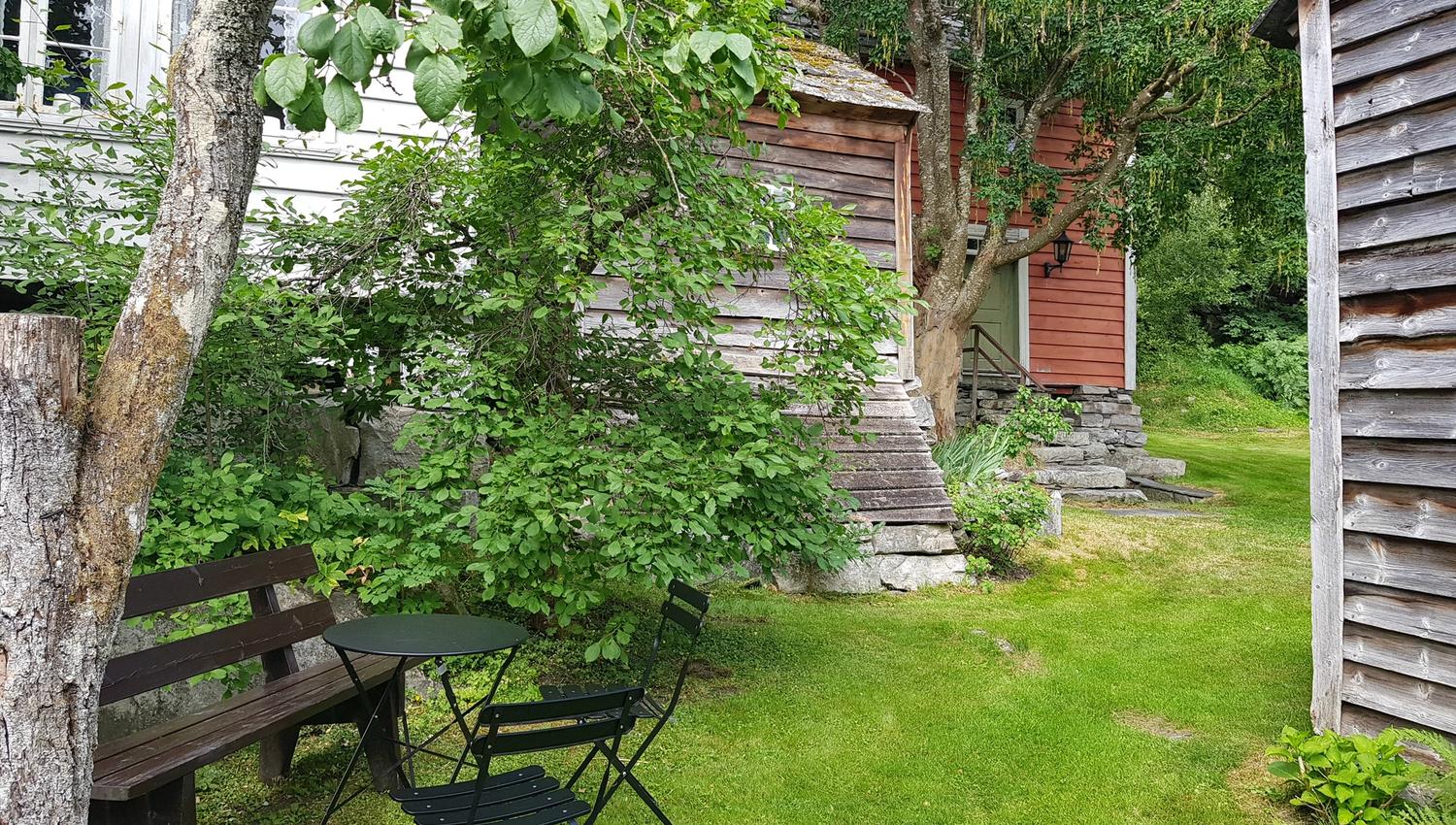 Ei lita sittegruppe i den frodige hagen