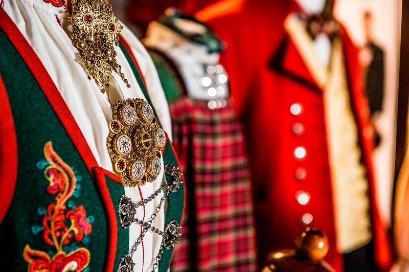 Detaljbilde av bunader med brosjer på.