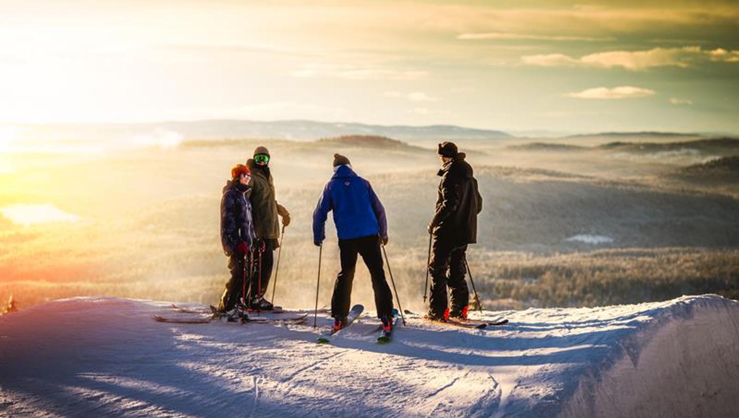 gruppe mennesker på ski