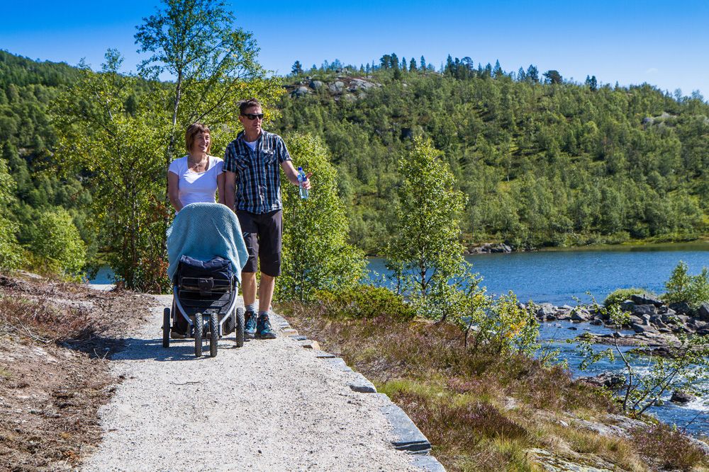 par med barnevogn går tur på Vasseventyret