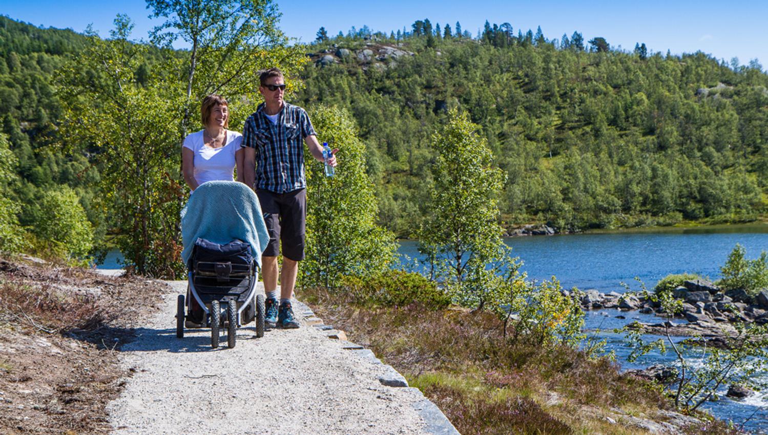 par med barnevogn går tur på Vasseventyret