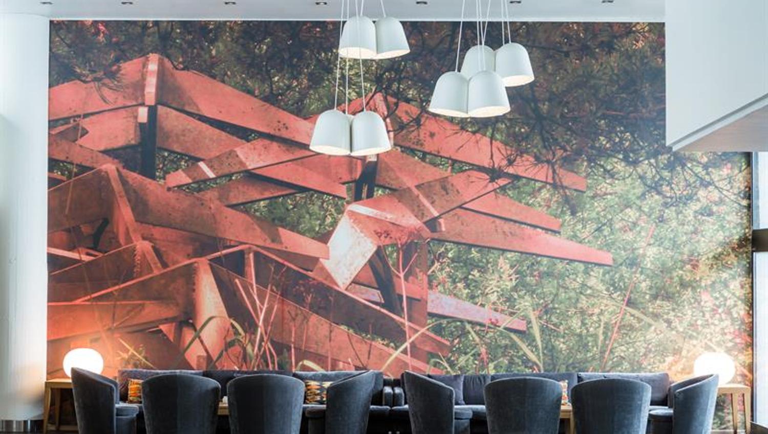 Kunstnerisk veggdekor med røde takmotiv i et stilfullt møterom eller loungeområ