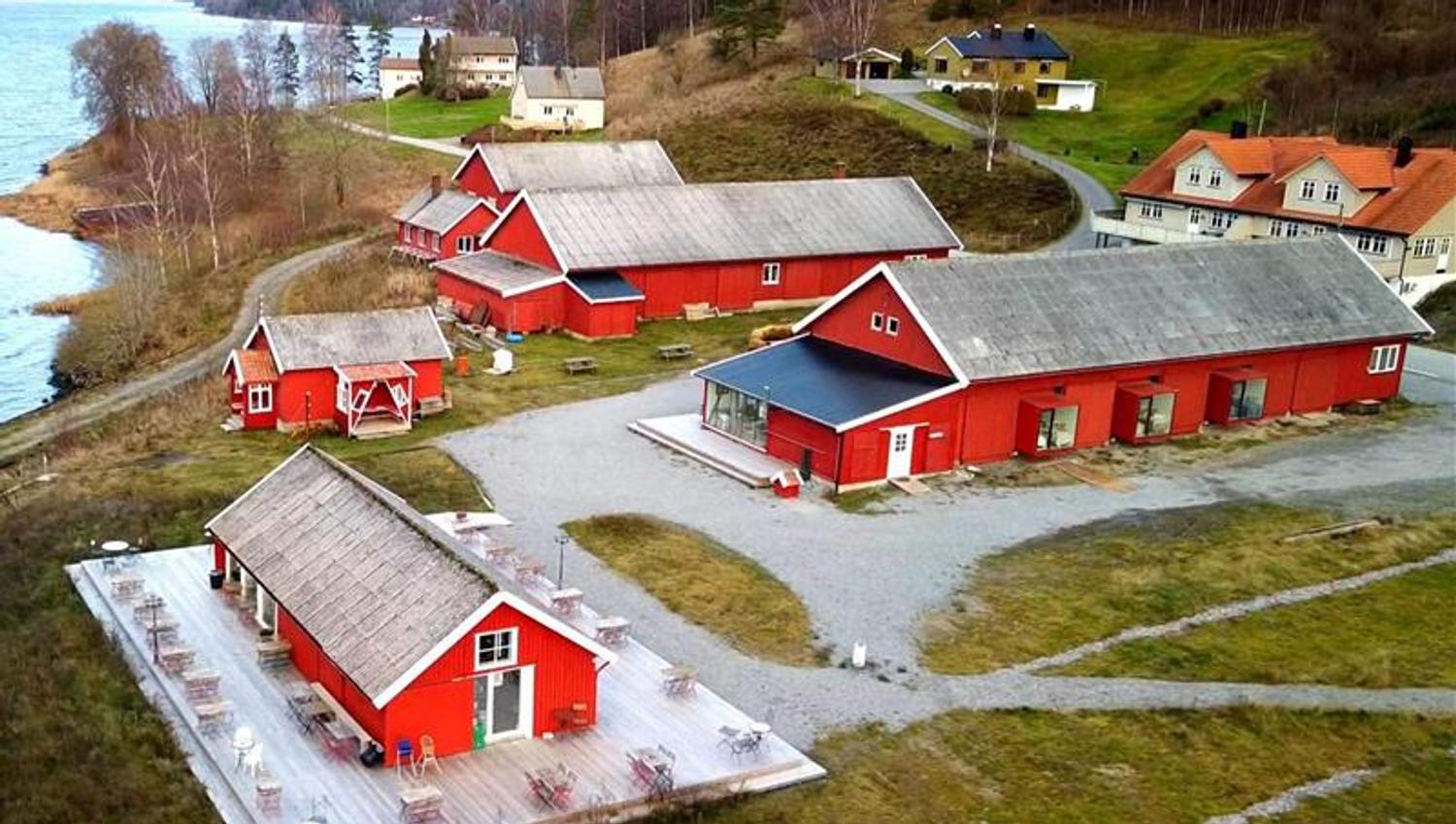 Furuholmen - Hyttelåven og Vedtørka kafe kurs lokaler og overnatting. Foto.