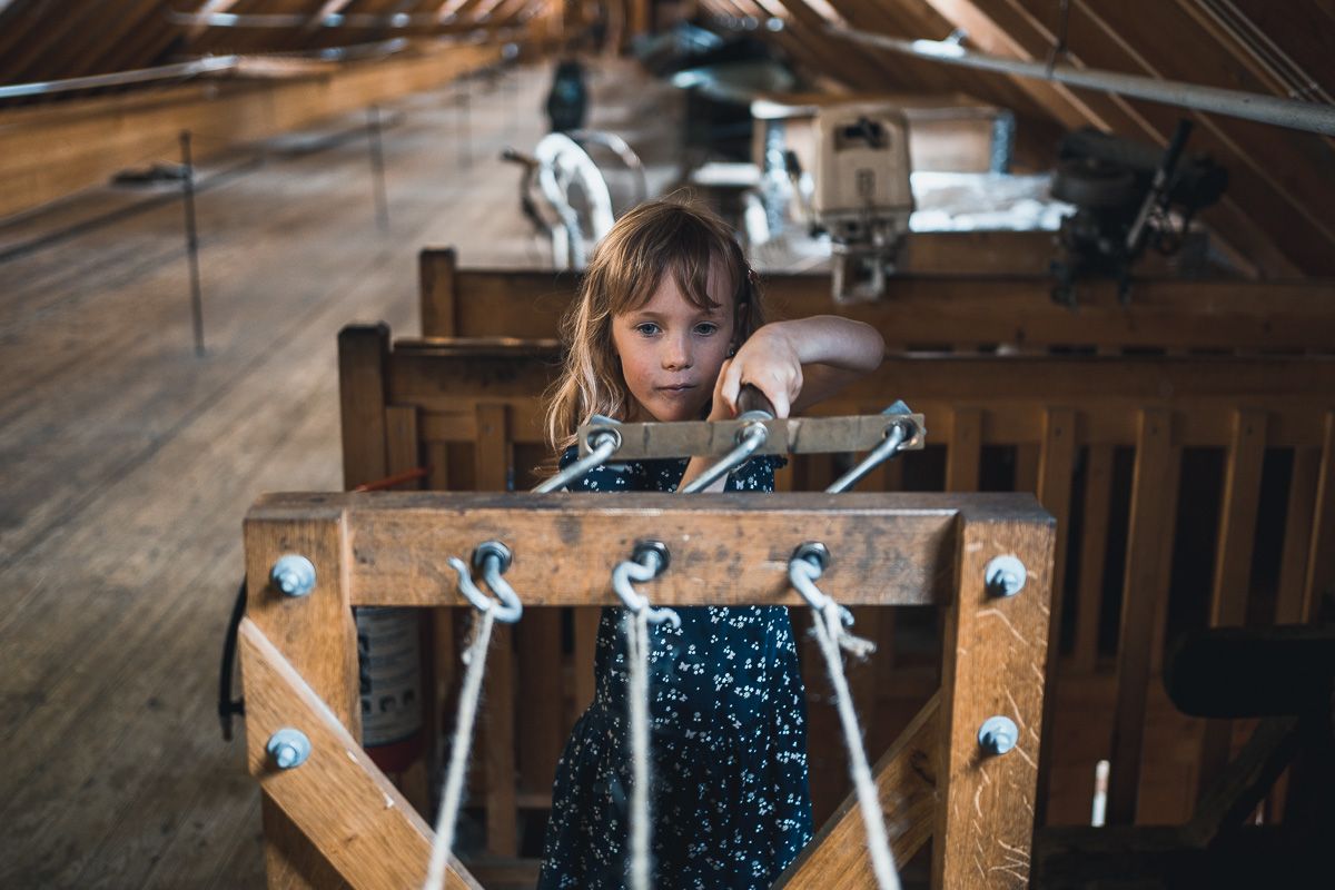 A girl testing out old ship equipment at Hardanger Maritime Center.