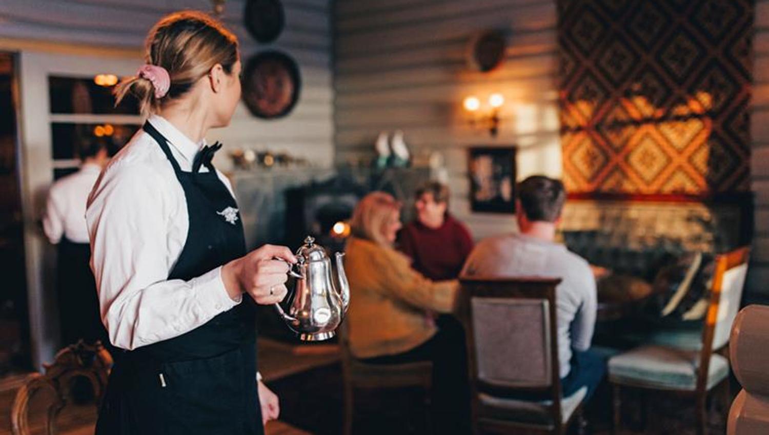 Servitør på restaurant på Tuddal Høyfjellshotell