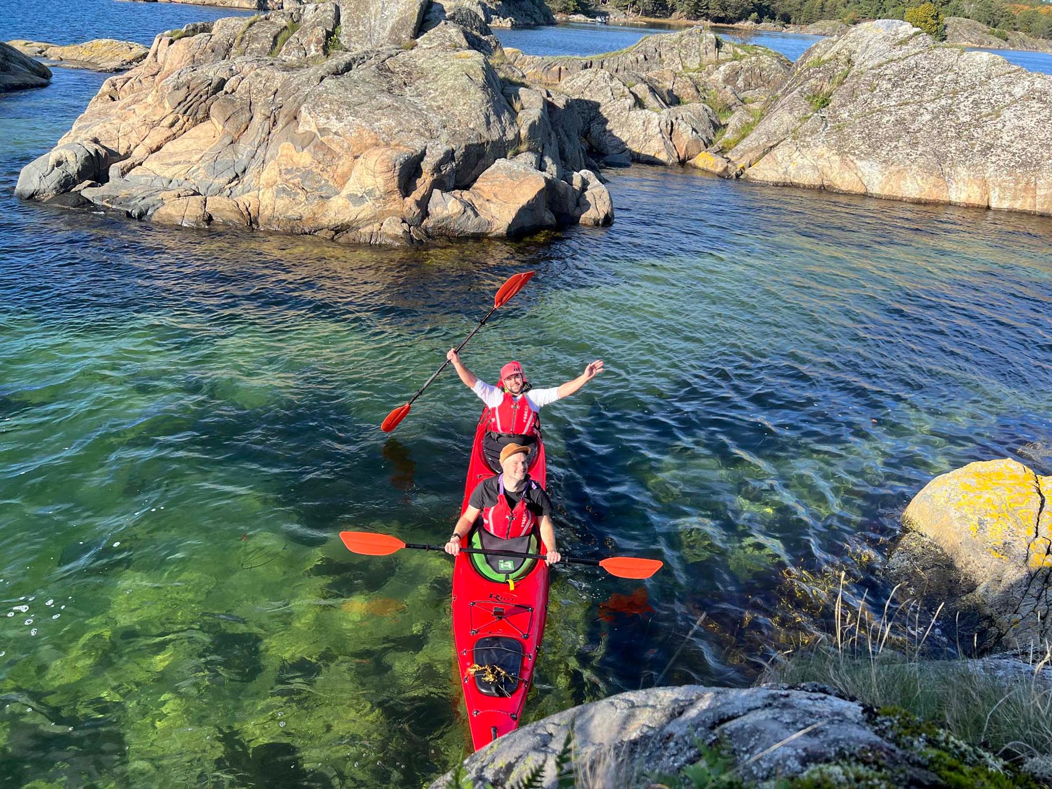 Havkajakk med to fornøyde karer oppi